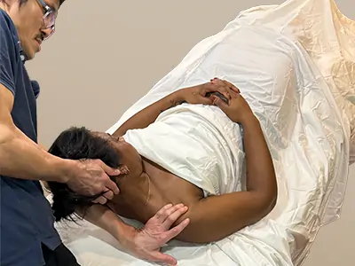 Kin Sze RMT providing neck pain treatment in Toronto
